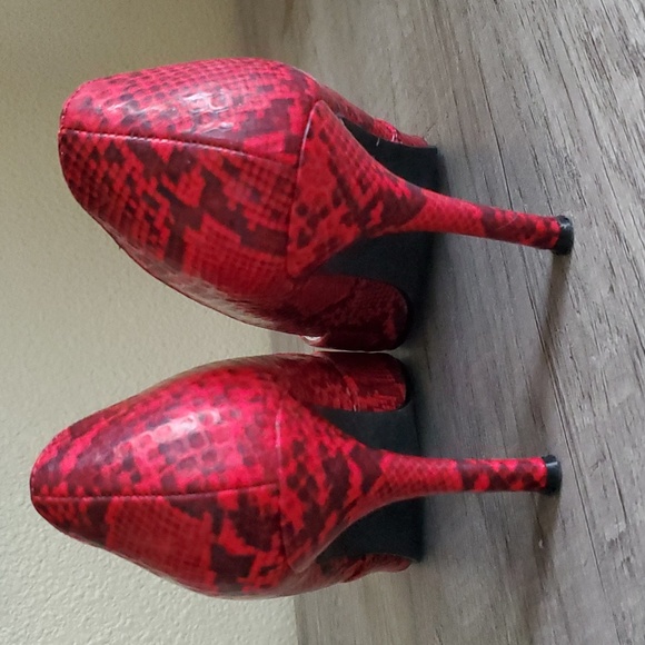 Red Stilettos - Picture 3 of 5